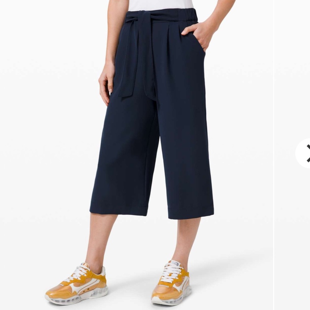 Lululemon Noir Crop
True Navy Size 4